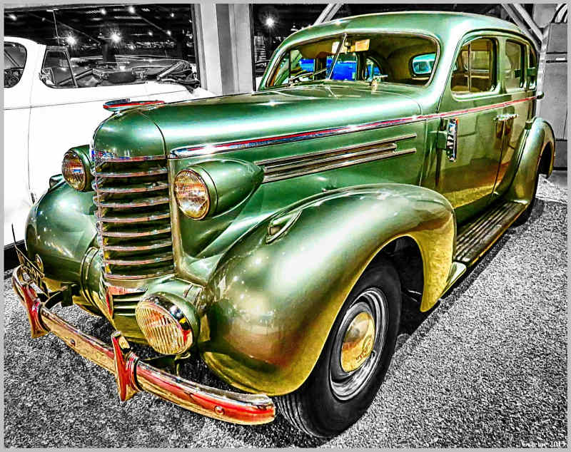 1937 Oldsmobile L-37 Sedan