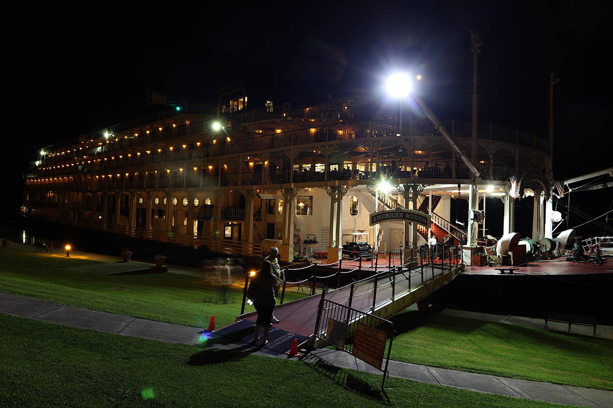 EE5A8673 American Queen in Augusta KY at night.jpg