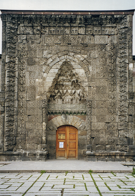 Yakutiye Medrese, gate