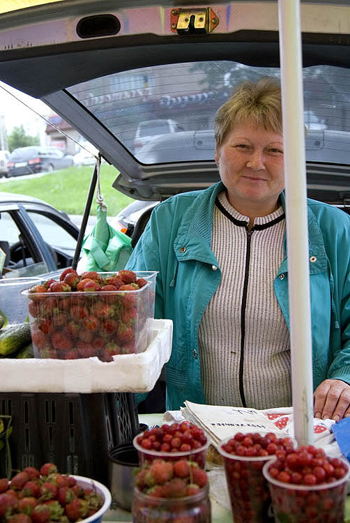 Selling berry fruit, Vladivostok