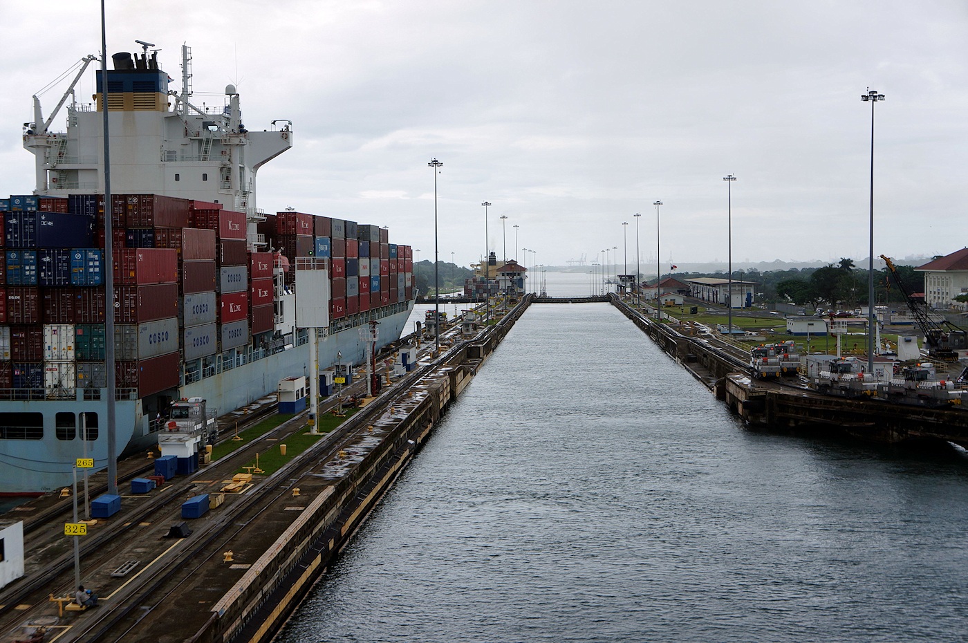 Gatun locks two sides