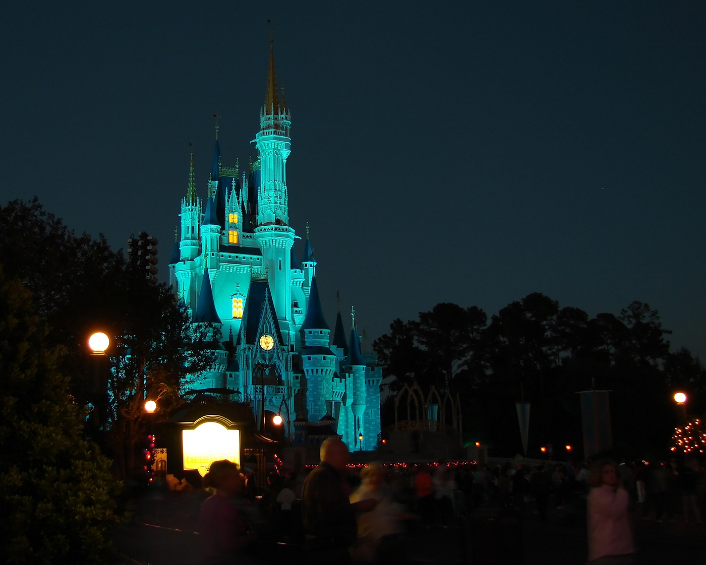 Cinderellas castle lights up