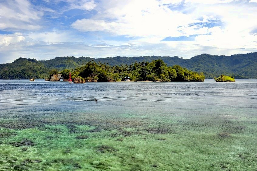 Vue To The Straight Islands