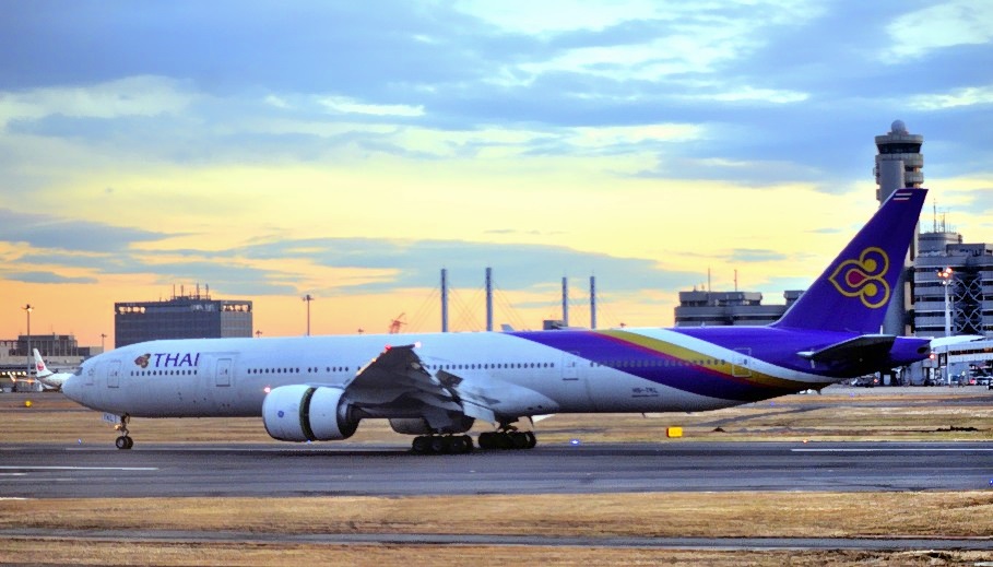 Thai B-777/300, HS-TKL, Landing With Sunrise