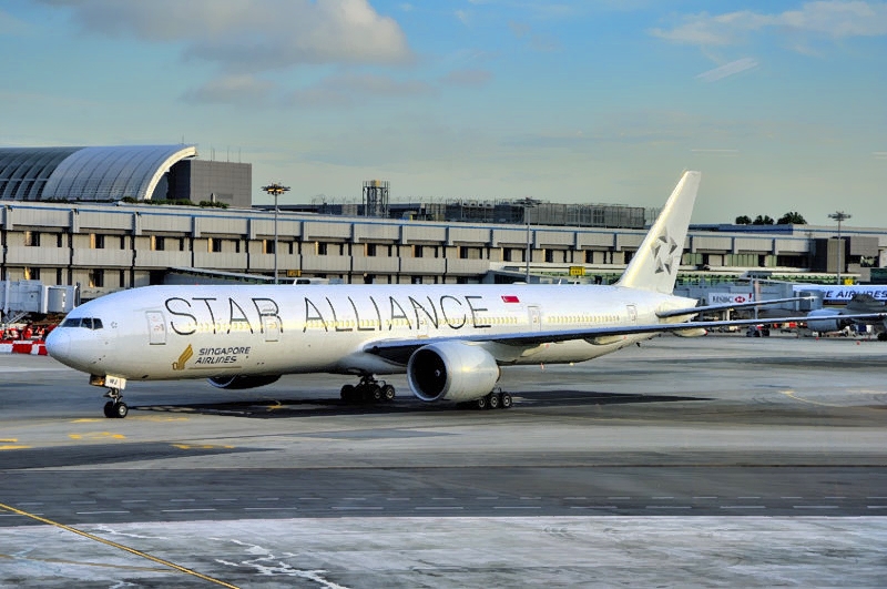 SIA B-777/300: The worst Pilot Ive ever met!