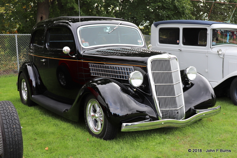 1935 Ford DeLuxe Tudor Sedan