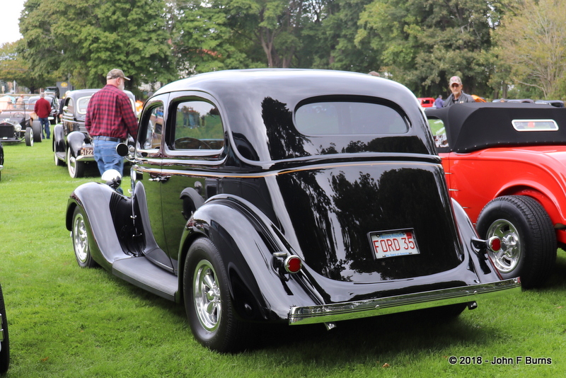 1935 Ford DeLuxe Tudor Sedan