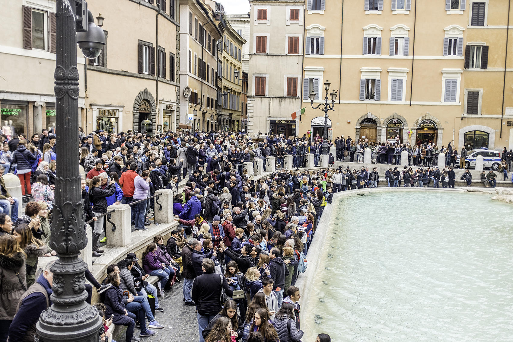 Tourist and pickpockets at the Trevi Fountain