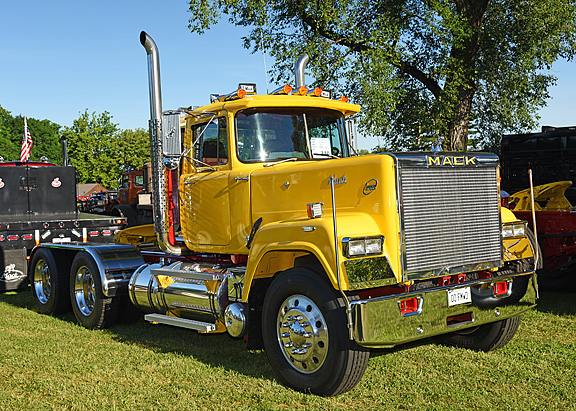 89_Mack_Superliner_4695.jpg