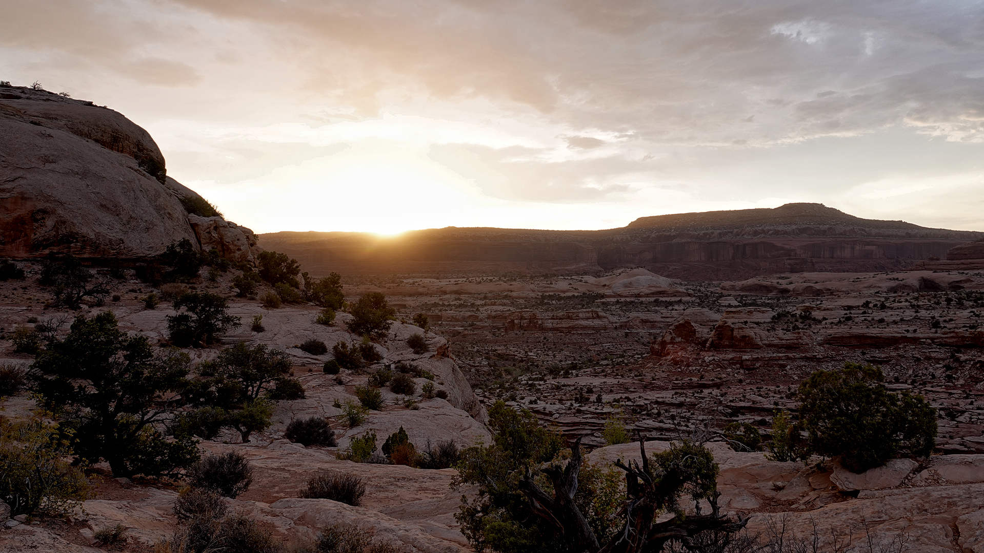 R1001256 Canyonlands Sunset_dphdr.jpg