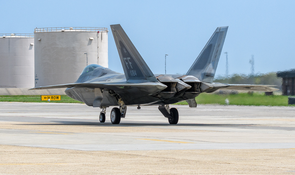 USAF F-22 Raptor - Ready to take off