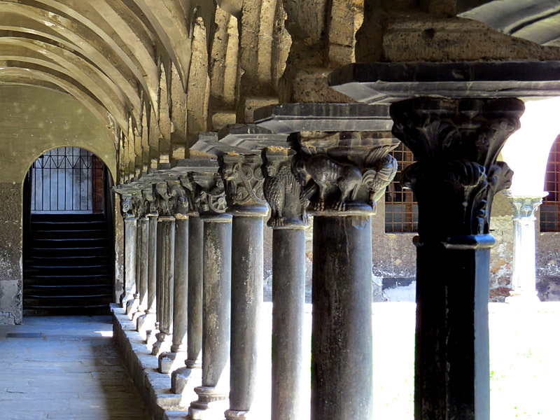 Le cloître de la Collégiale de Saint-Ours