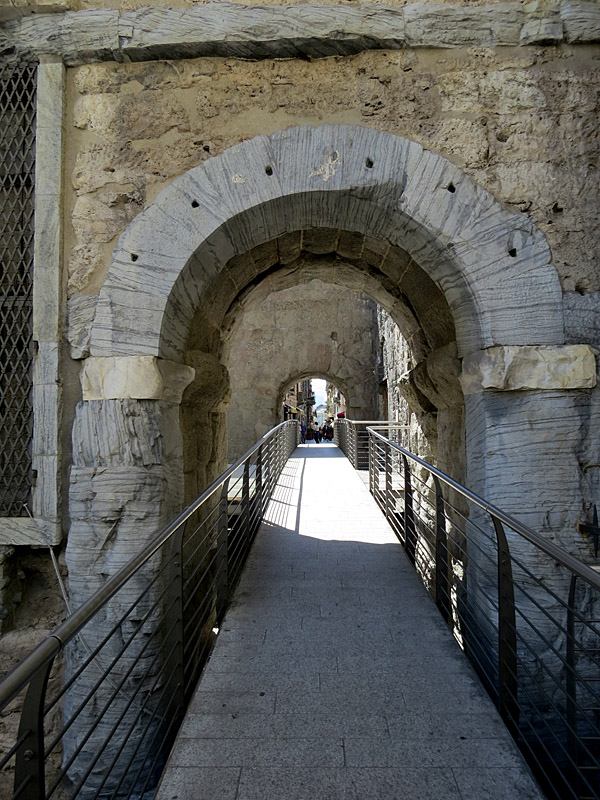 Passage de la porte romaine