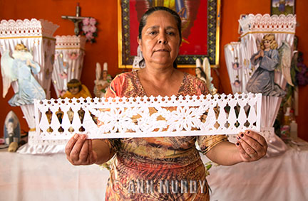 Isabel holding papel calado 