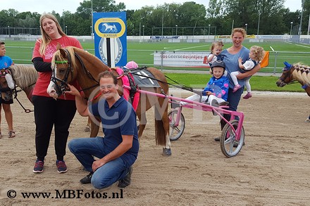 Minikoers 1. Nikki Obermeijer met Pinky Pie2.jpg