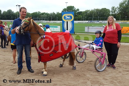 Minikoers 1. Nikki Obermeijer met Pinky Pie3.jpg