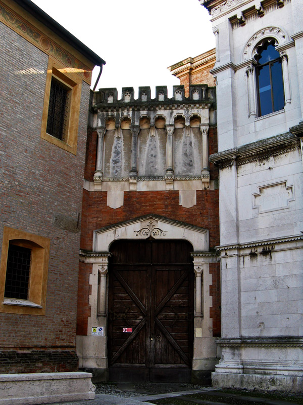 Doorway on Piazza Kolbe8770