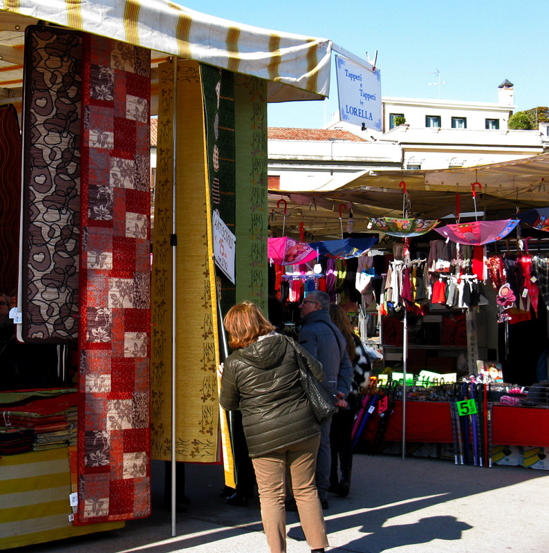 Saturday Market Shoppers9006