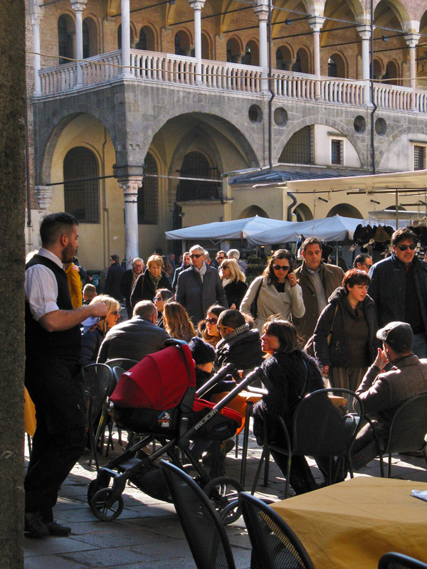 Piazza delle Erbe, Enjoying the Winter Sun9041