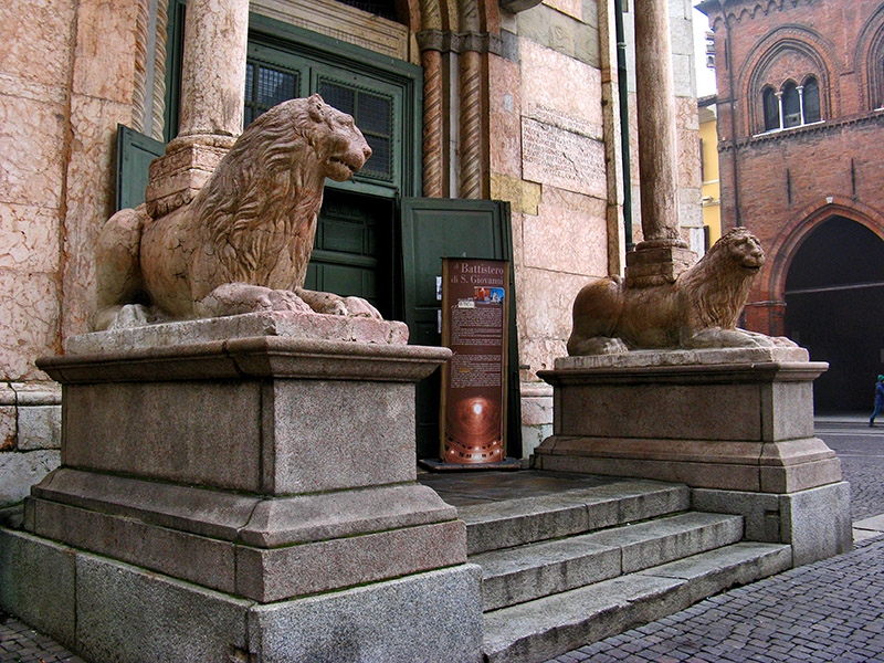 Lions on Battistero Porch9224
