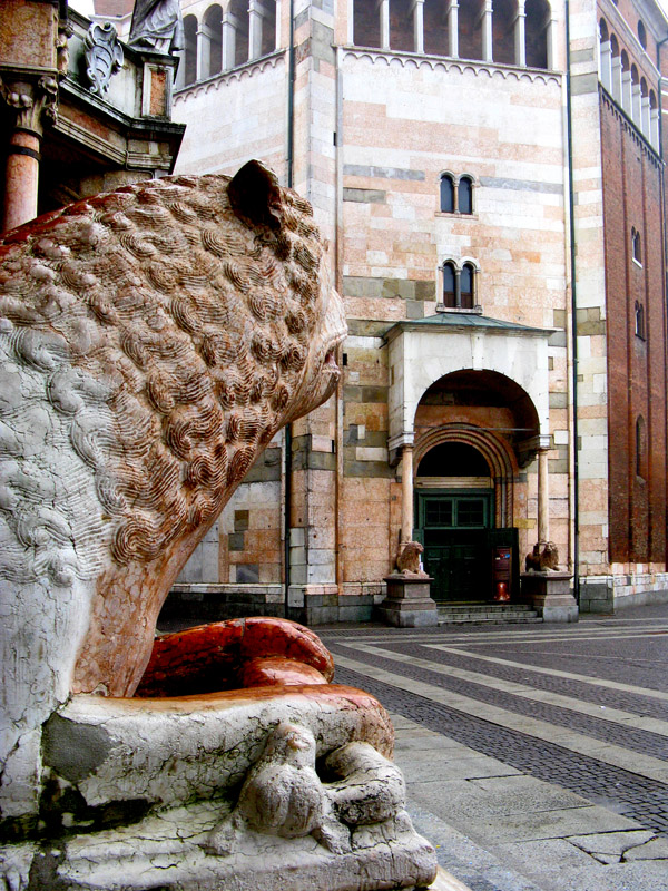 Lion on Duomo Porch9229