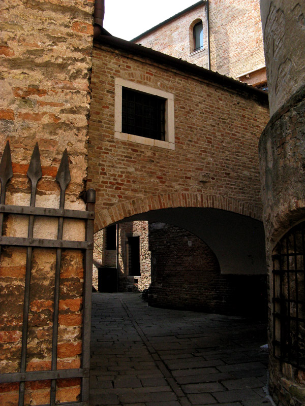 A Vicolo behind the Duomo9075