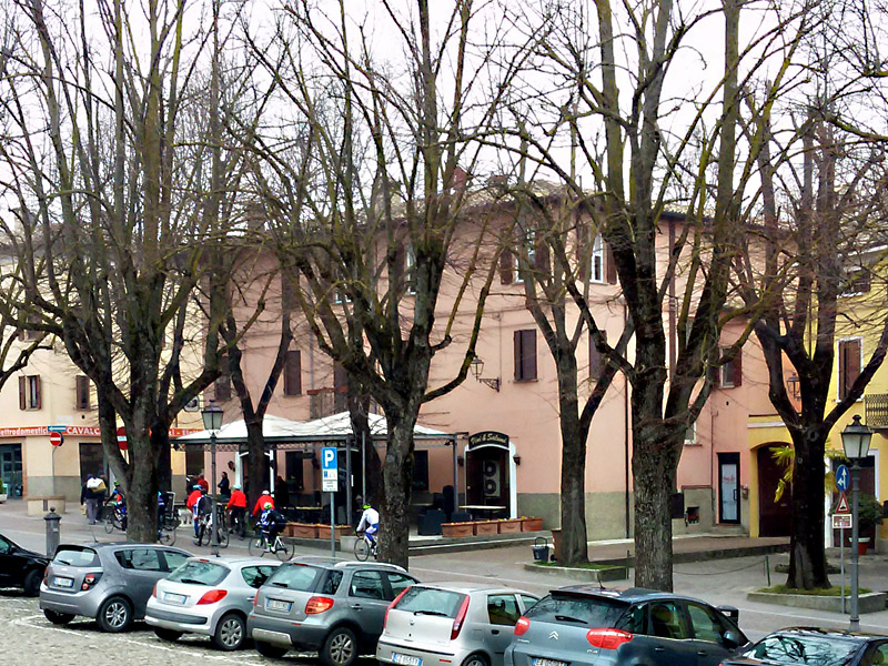 Cyclists Stop for Coffee105028