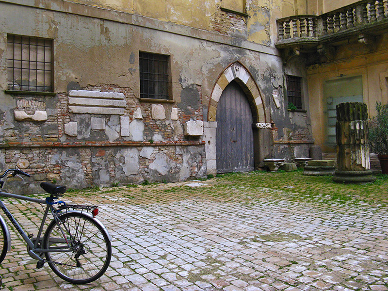 An Old Courtyard0784