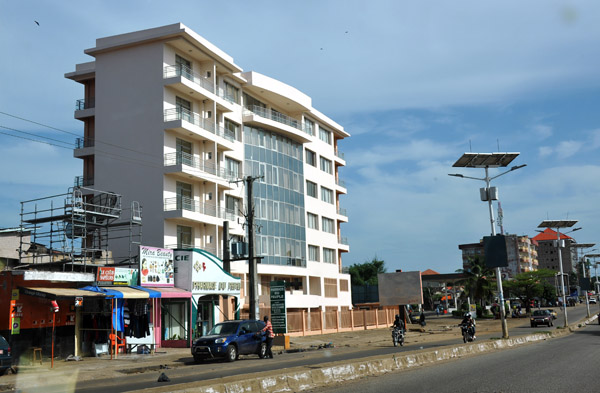 New apartment building, Route de Donka, Conakry