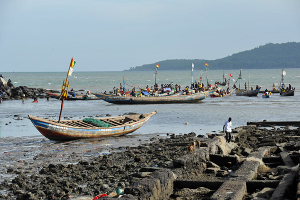 Pirogue harbor at the western tip of Conakry