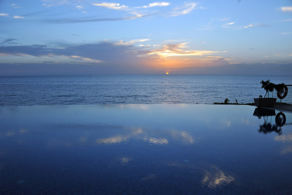 Sunset with the Atlantic Ocean and the infinity pool of the Conakry Sheraton Grand