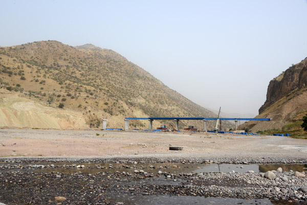 Bridge construction at Kishti Poyen - this is where the Gorno-Badakhshan Autonomous Region ends