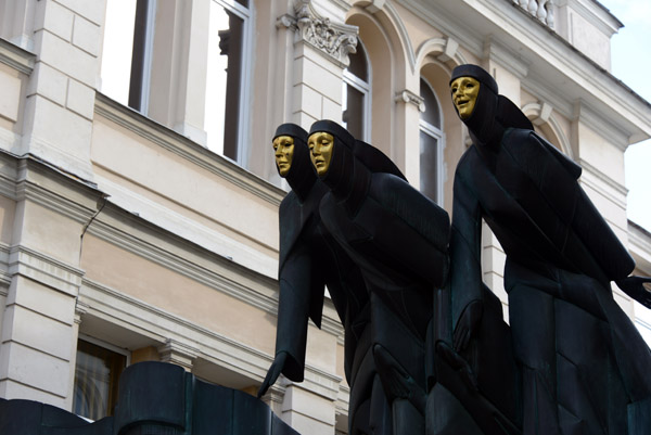 “Three Muses”, by sculptor Stanislovas Kuzma, outside the Lithuanian National Drama Theatre, Vilnius