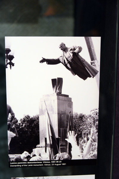 Removal of Vilnius' Lenin monument, 23 August 1991