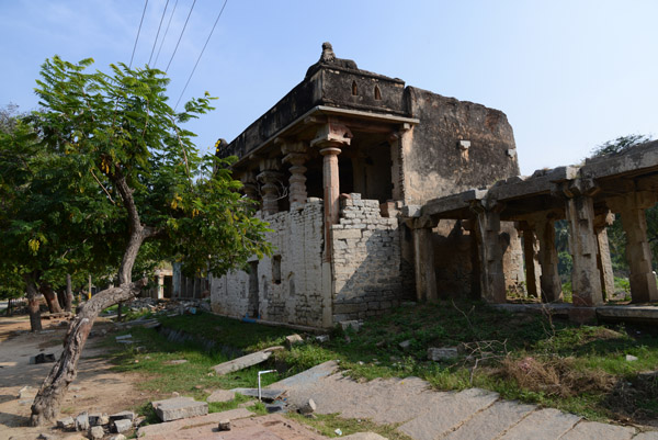 Some ruined structures of Hampi Bazar look like they had been reinhabited for while