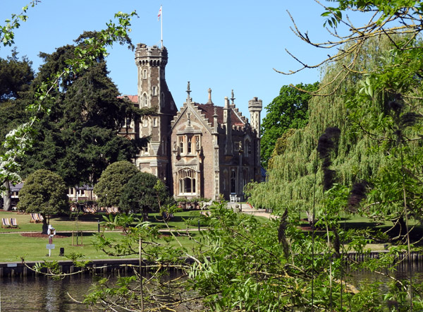 The Oakley Court, Windsor, Thames Path