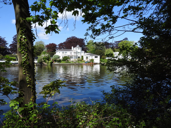 White house along the Thames, Maidenhead