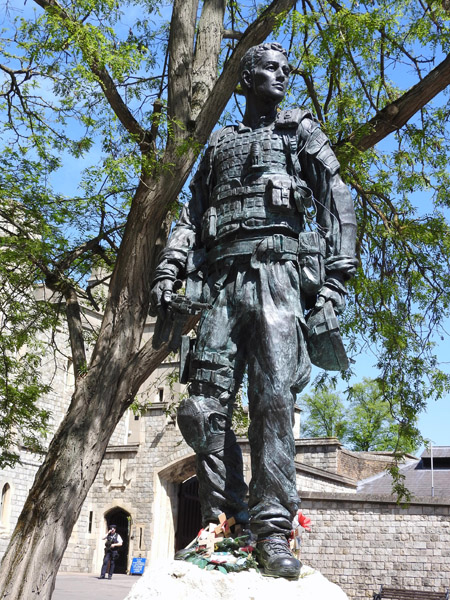 Soldier's Statue dedicated to the Irish Guardsmen