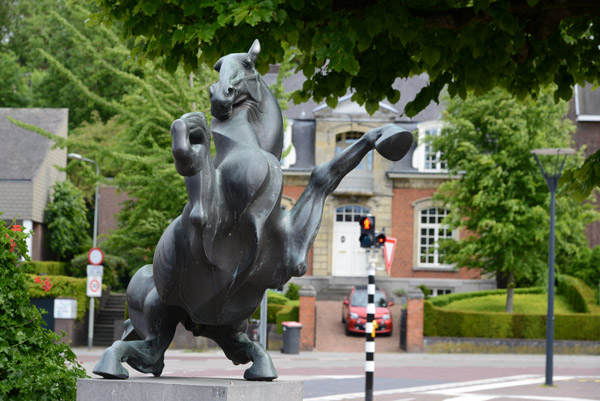 Modern sculpture of a rearing horse, Gulpen