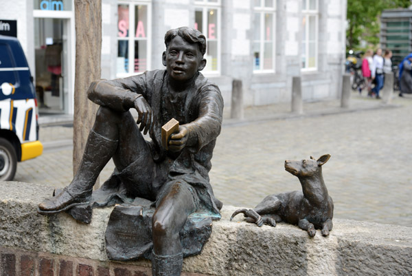 Pieke oet de Stokstraot and his dog Maoke, characters from a novel by Br Hollewijn