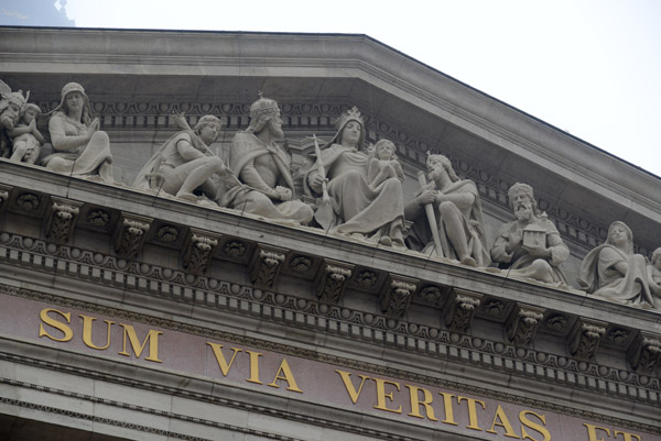 Pediment of St. Stephen's Basilica, Ego Sum Via Veritas et Vita