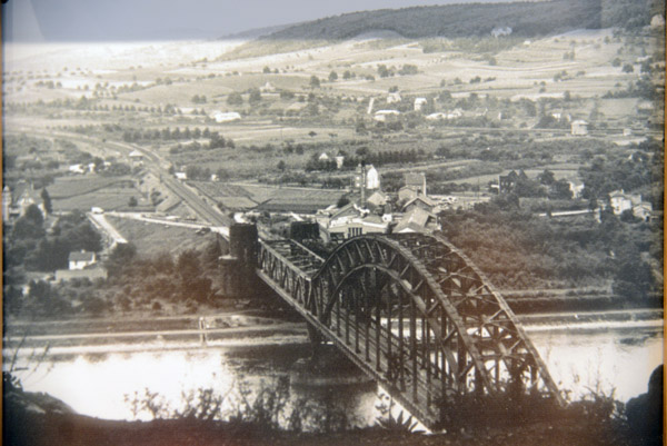Historic photograph of the Ludendorff Bridge from the Erpeler-Ley-Plateau