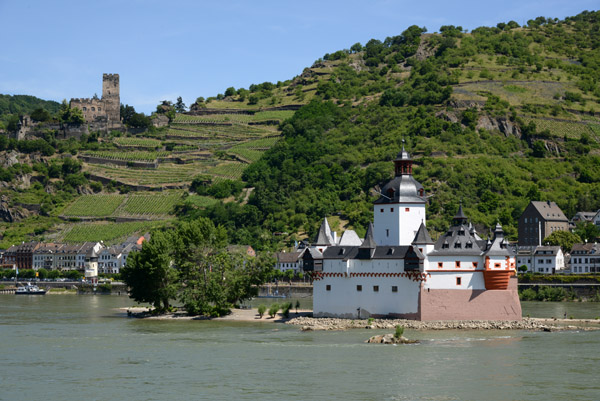 A chain was placed across the river to ensure the Burg Pfalzgrafenstein toll was paid 