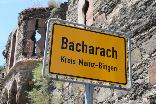 Ortsschild Bacharach (Kreis Mainz-Bingen) on the old city wall