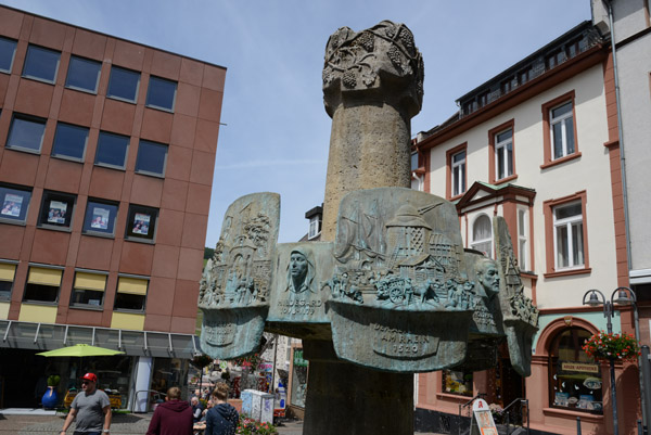 Brunnen am Speisemarkt with the history of Bingen