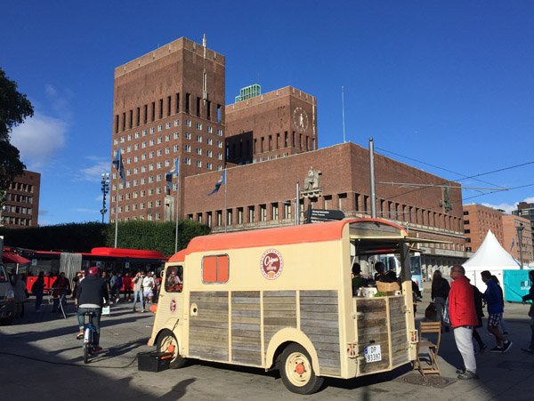 Crpe foodtruck with Oslo City Hall, Akker brygge