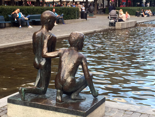 Sculpture of 2 naked boys about to go swimming by Arne Durban, Oslo, 1958