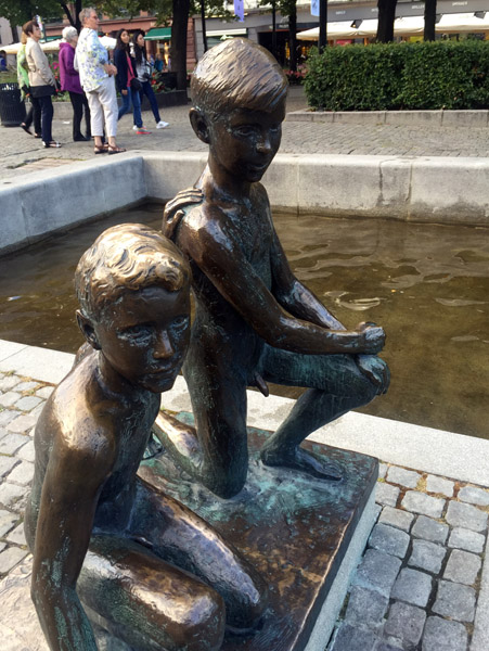 Sculpture of naked boys, Spikersuppa