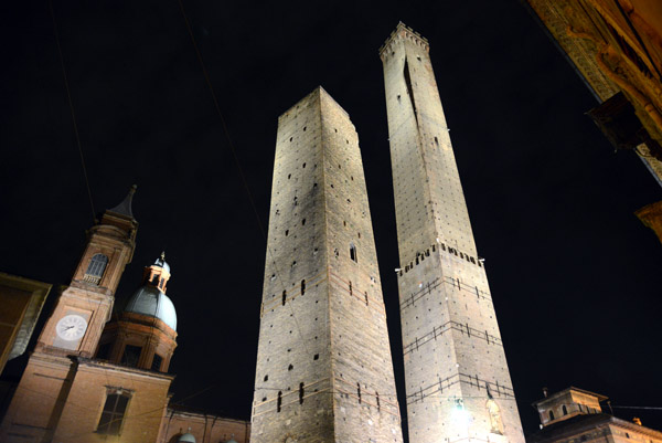 The Two Towers at night, Bologna