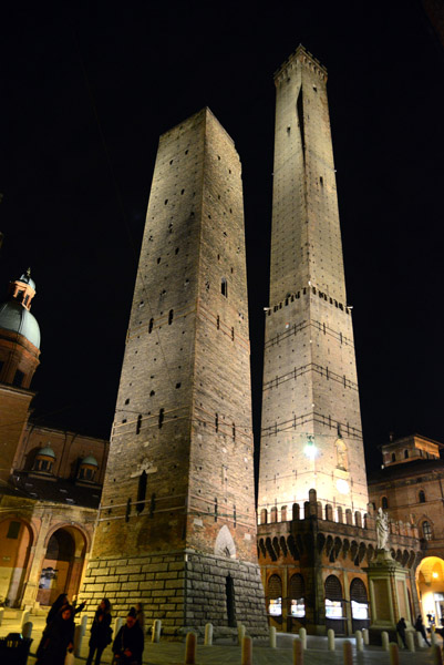 The Two Towers at night, Bologna